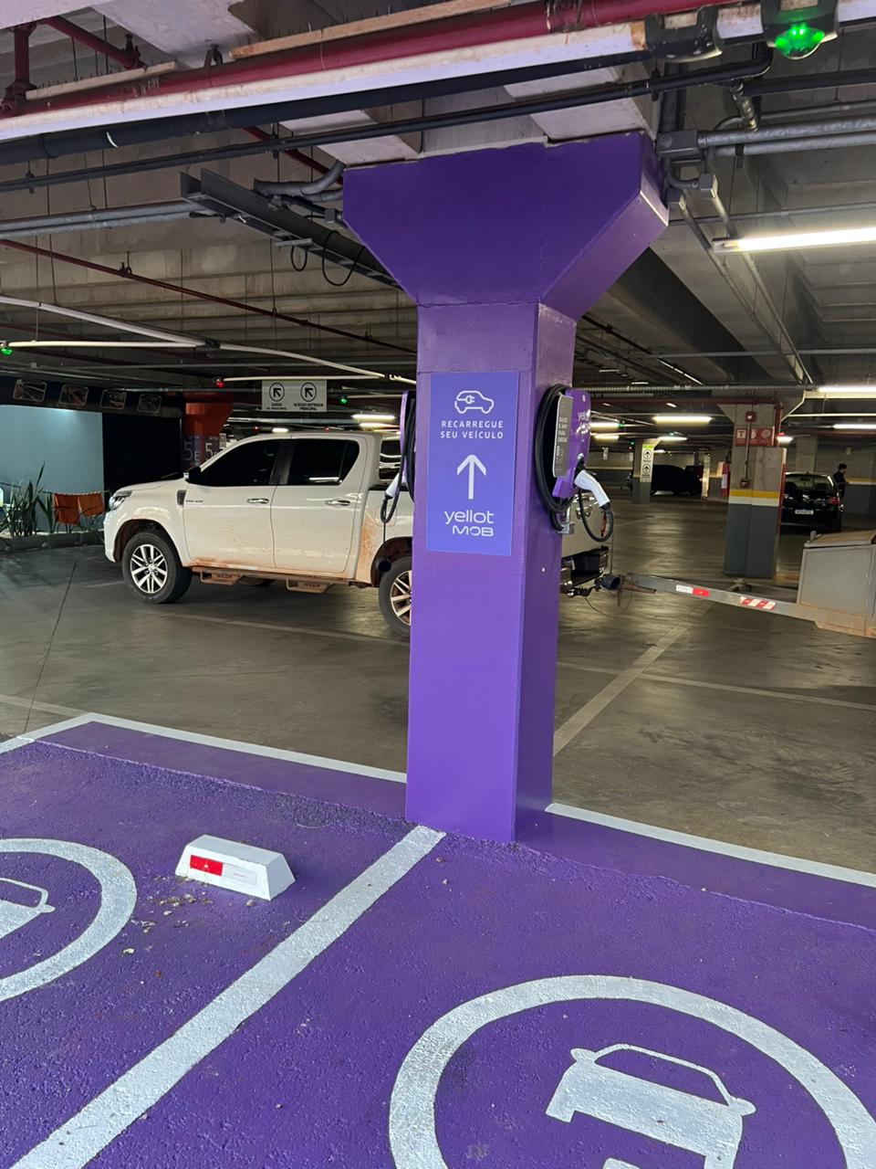 Eletroposto em estacionamento coberto